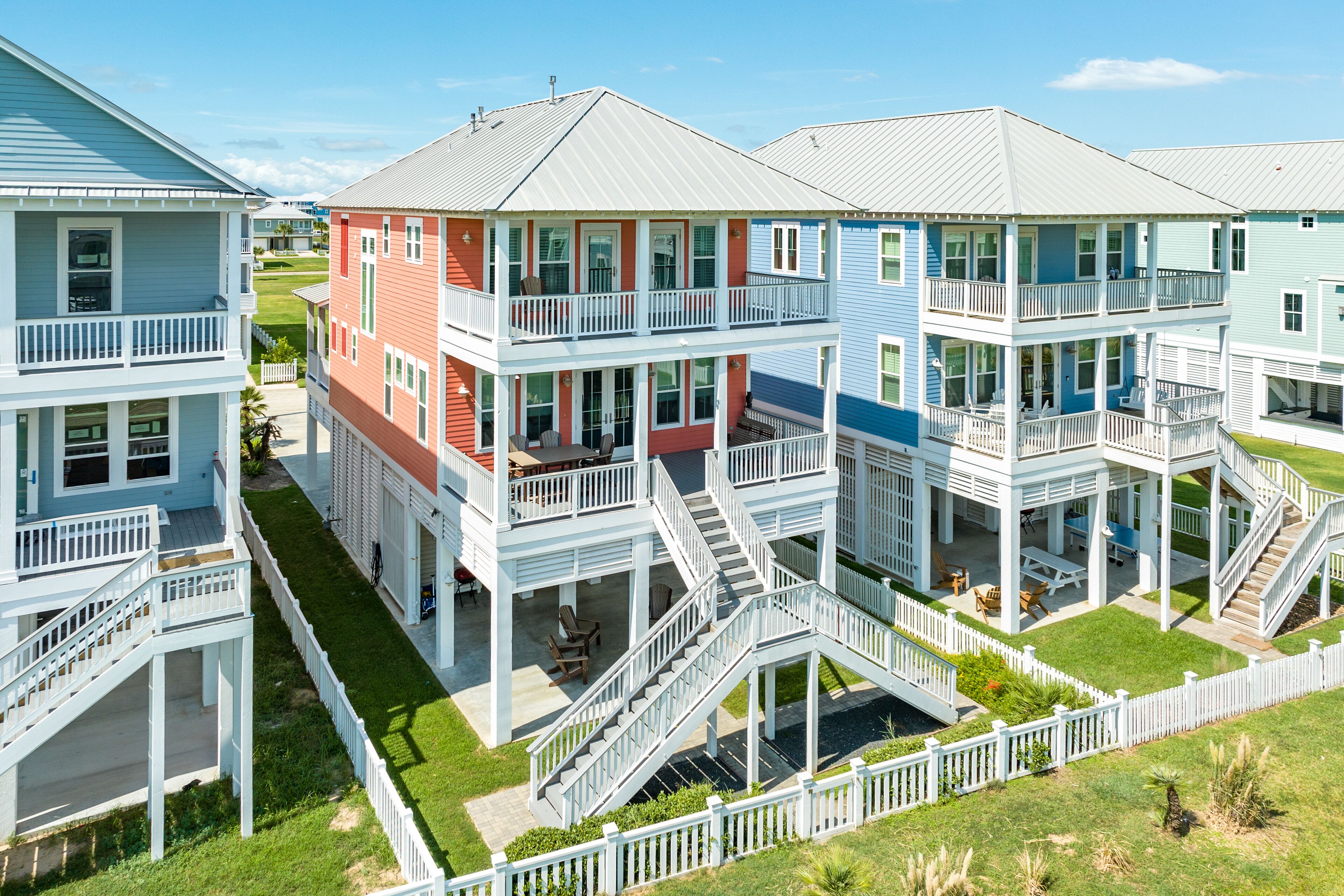 Beachside Home w/ 4 Covered Decks, 4 Suites, Chef's Kitchen, Large Dining Area