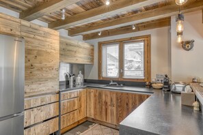 Jääkaappi, uuni, liesi, astianpesukone