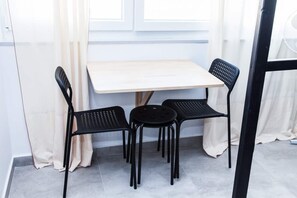 30-inch TV with digital channels - Homey studio in Athens Downtown -3 (Athens)