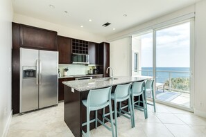 Frigorifero, microonde, forno, piano cottura