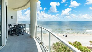 Un balcone con vista sull'oceano e sulla spiaggia.