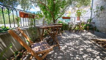 Nhà liên kế truyền thống, 5 phòng ngủ | Hiên