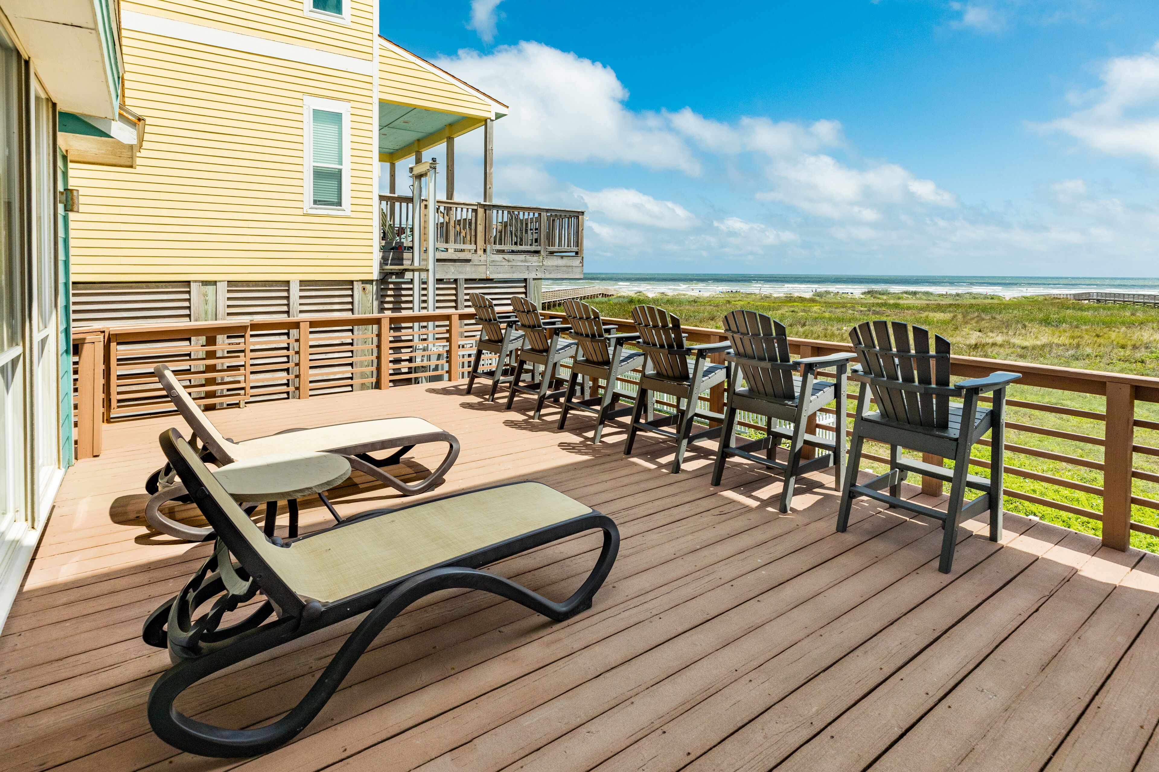 Beachfront Beauty w/ 2 Decks, No Bunk Beds, Open Plan & 220V NEMA 14-50 Charger