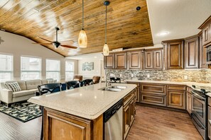 Fridge, microwave, oven, stovetop - Dog Friendly Beachside Home w/ Huge Deck, Fenced Yard, Great Kitchen & More! (Galveston)