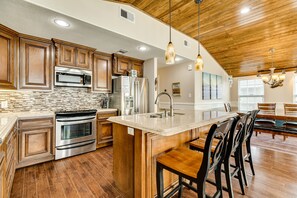 Fridge, microwave, oven, stovetop - Dog Friendly Beachside Home w/ Huge Deck, Fenced Yard, Great Kitchen & More! (Galveston)