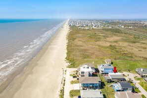 Beach nearby - Dog Friendly Beachside Home w/ Huge Deck, Fenced Yard, Great Kitchen & More! (Galveston)