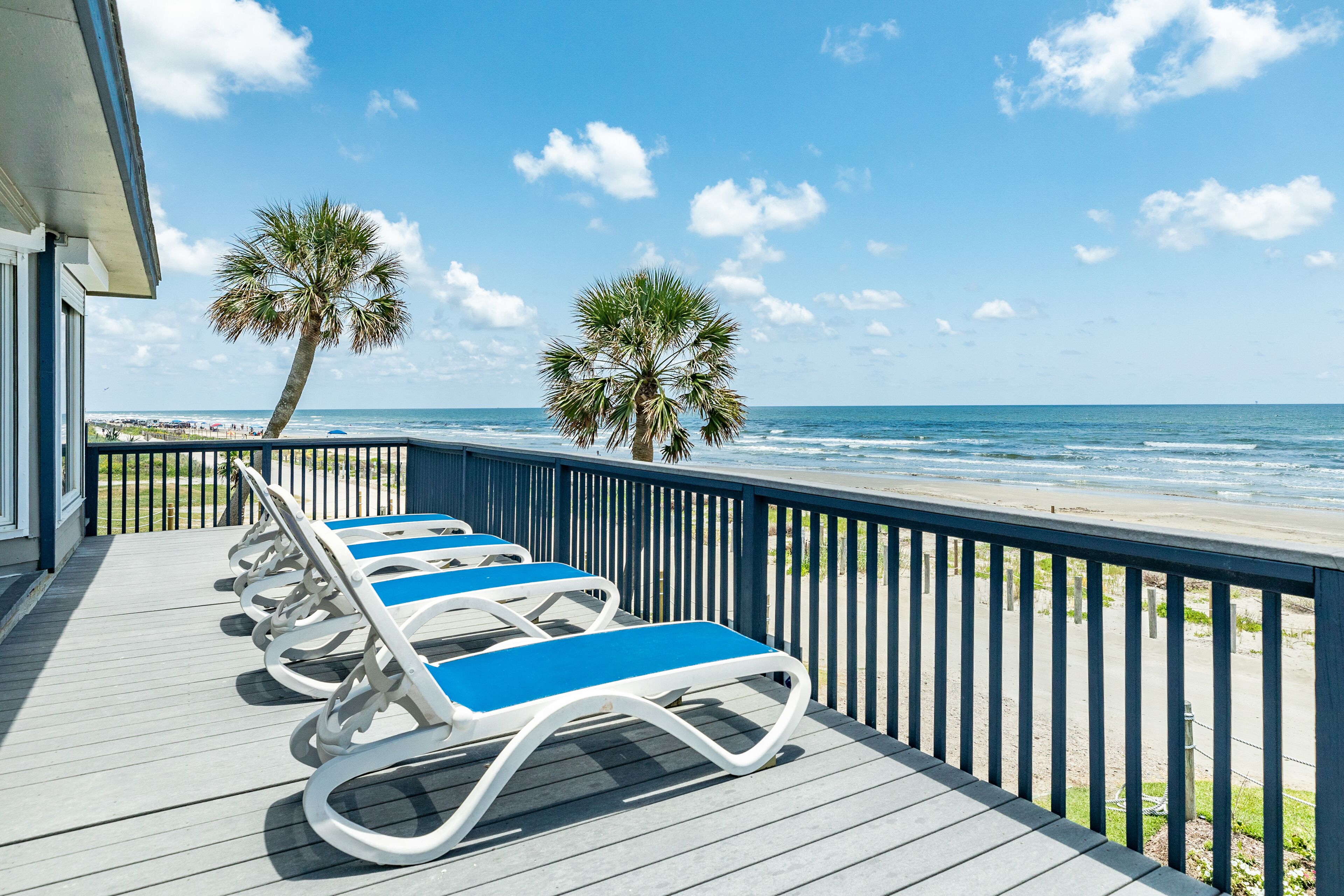 Updated Beachfront Home - Open Plan, 4 King+Bunks, Across from Walkover