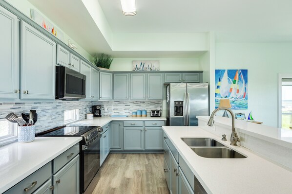 ثلاجة، ميكروويف، فرن، موقد طهي مسطح