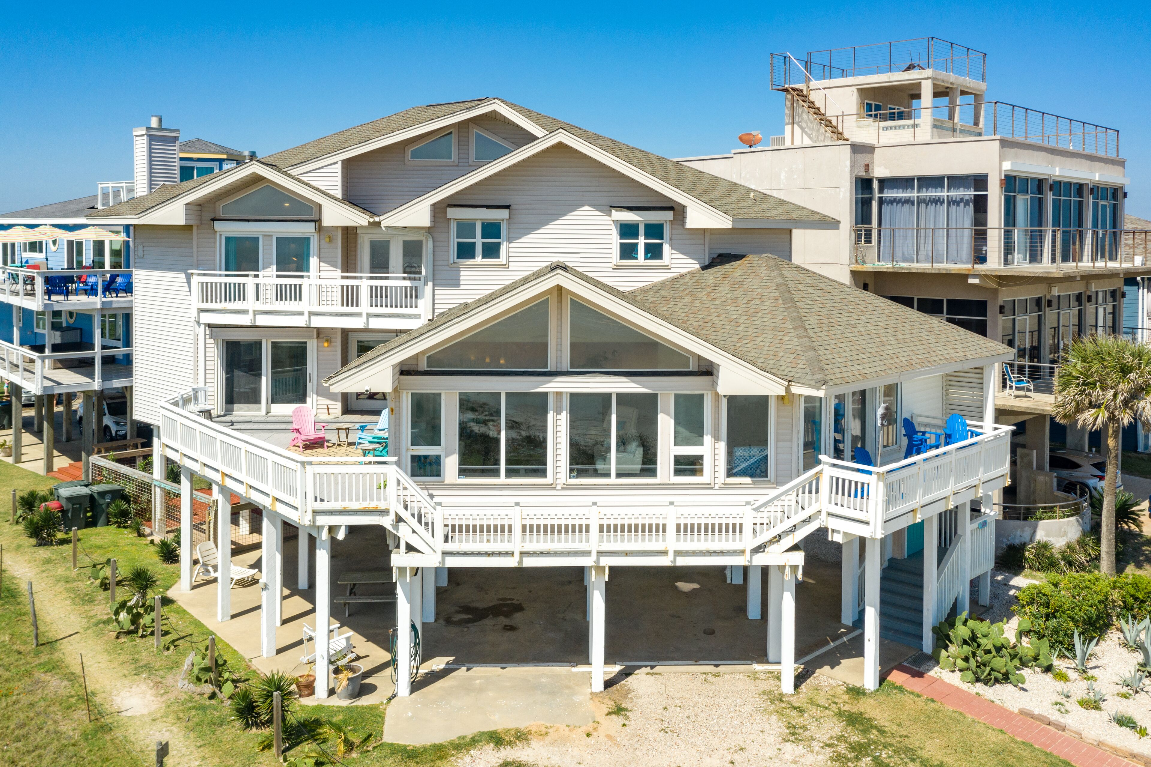 Bright & Airy Beachfront Home w/ Gulf Views, Chef's Kitchen - Steps from Sand!