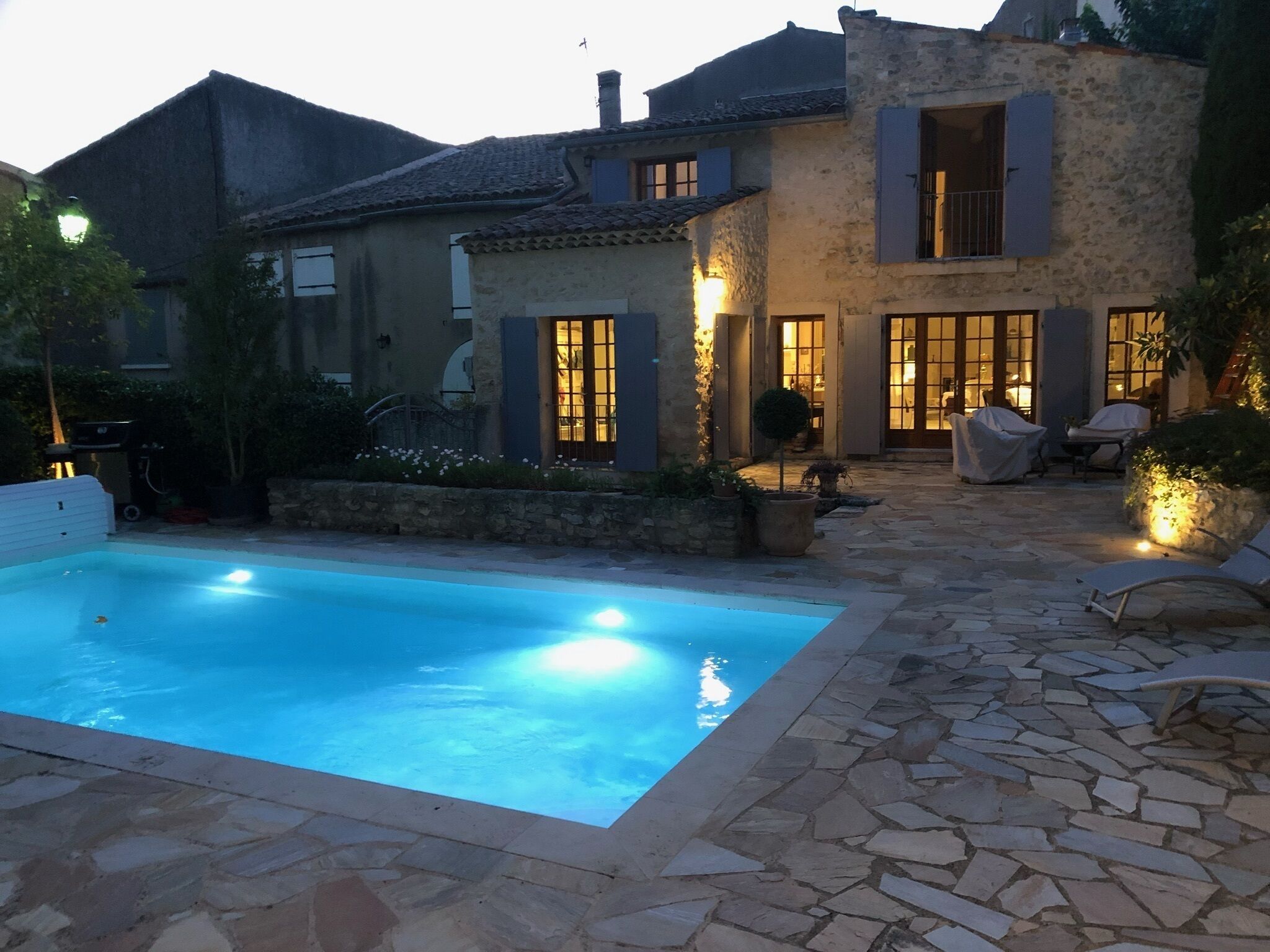 Utendørsbasseng og et oppvarmet basseng