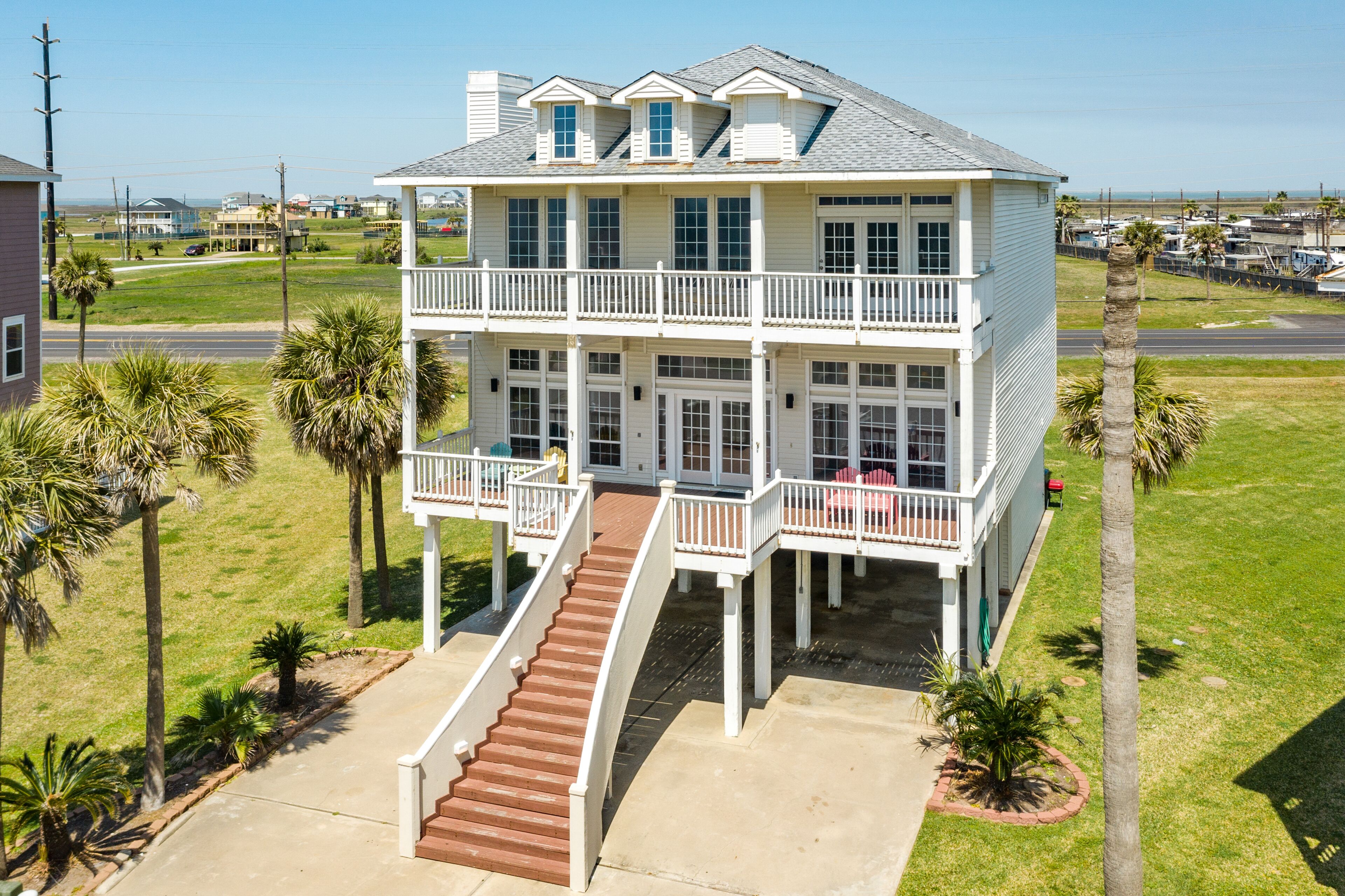 2nd row Gulf Views, Open Floor Plan, 2 Decks & Dog Friendly in Indian Beach