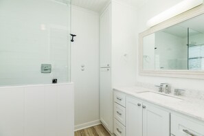 Handtücher, Seife, Shampoo, Toilettenpapier