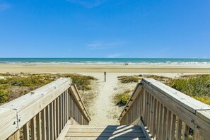 Una spiaggia nelle vicinanze