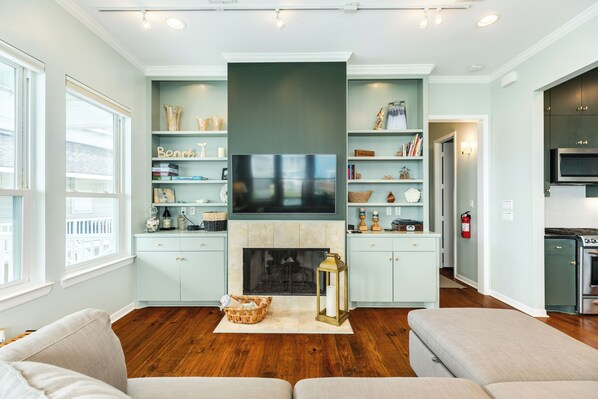 Interior - Bright & Airy 3rd Row Home w/ Gulf Views, 2 Decks, Outdoor Shower, Free Wifi (Galveston)