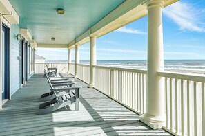 Property grounds - Spectacular Beachfront Home, Large Bedrooms - Steps from Sand & Surf (Galveston)