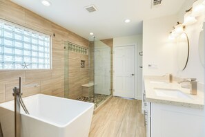 Toallas, jabón, shampoo, papel de baño 