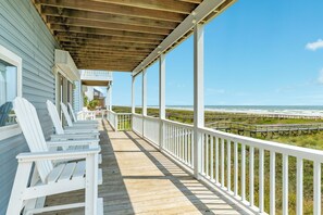 Property grounds - Beachfront Beauty w/ 2 Living Areas, 3 Decks, Elevator & Private Dune Walkover (Galveston)