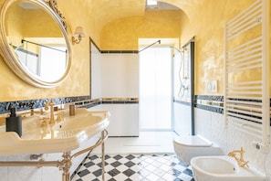 Shower, hair dryer, bidet, towels - Nitti43 Luxury Apartment (Taranto)