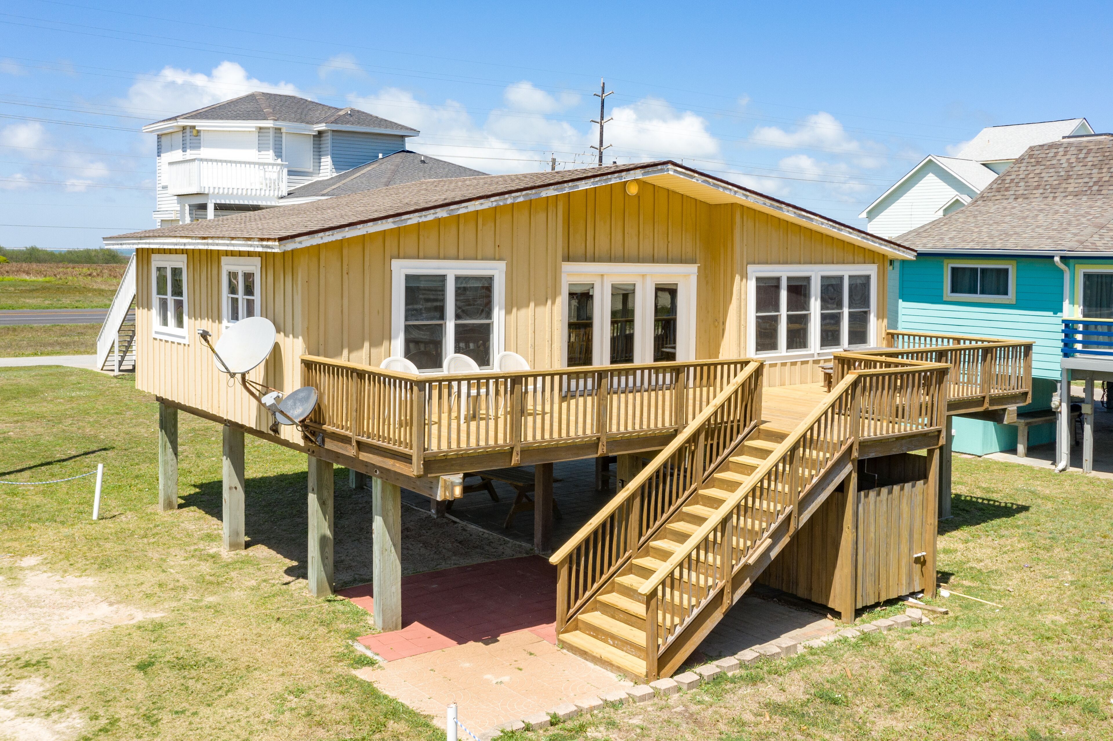 Classic 2nd Row Beachside Home w/ Gulf Views, Outside Shower, Easy Beach Access