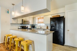 Frigorifero, microonde, forno, piano cottura