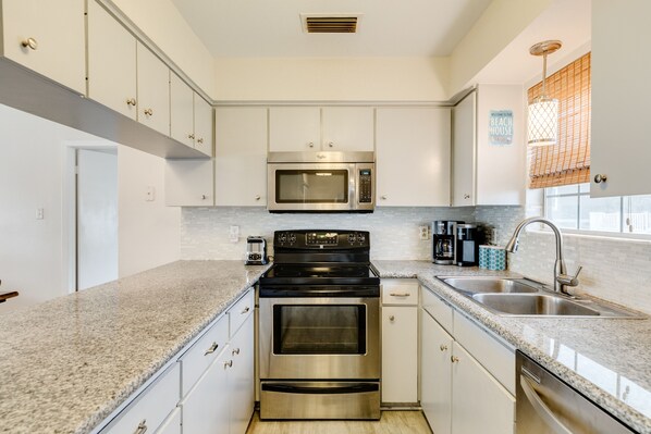 冰箱、微波炉、烤箱、炉灶