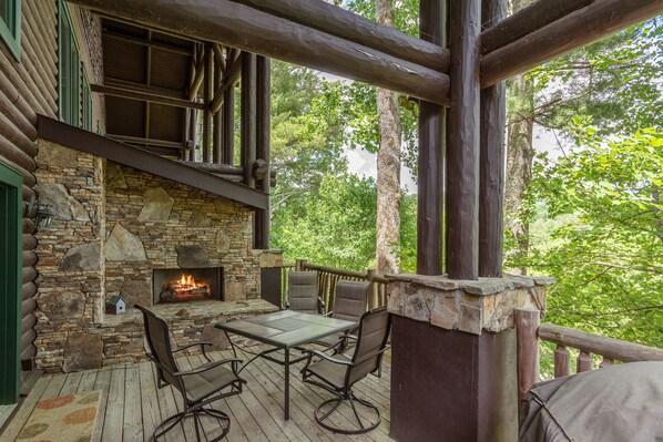 Outdoor dining - Perfect gettaway condo in Sapphire (Sapphire)