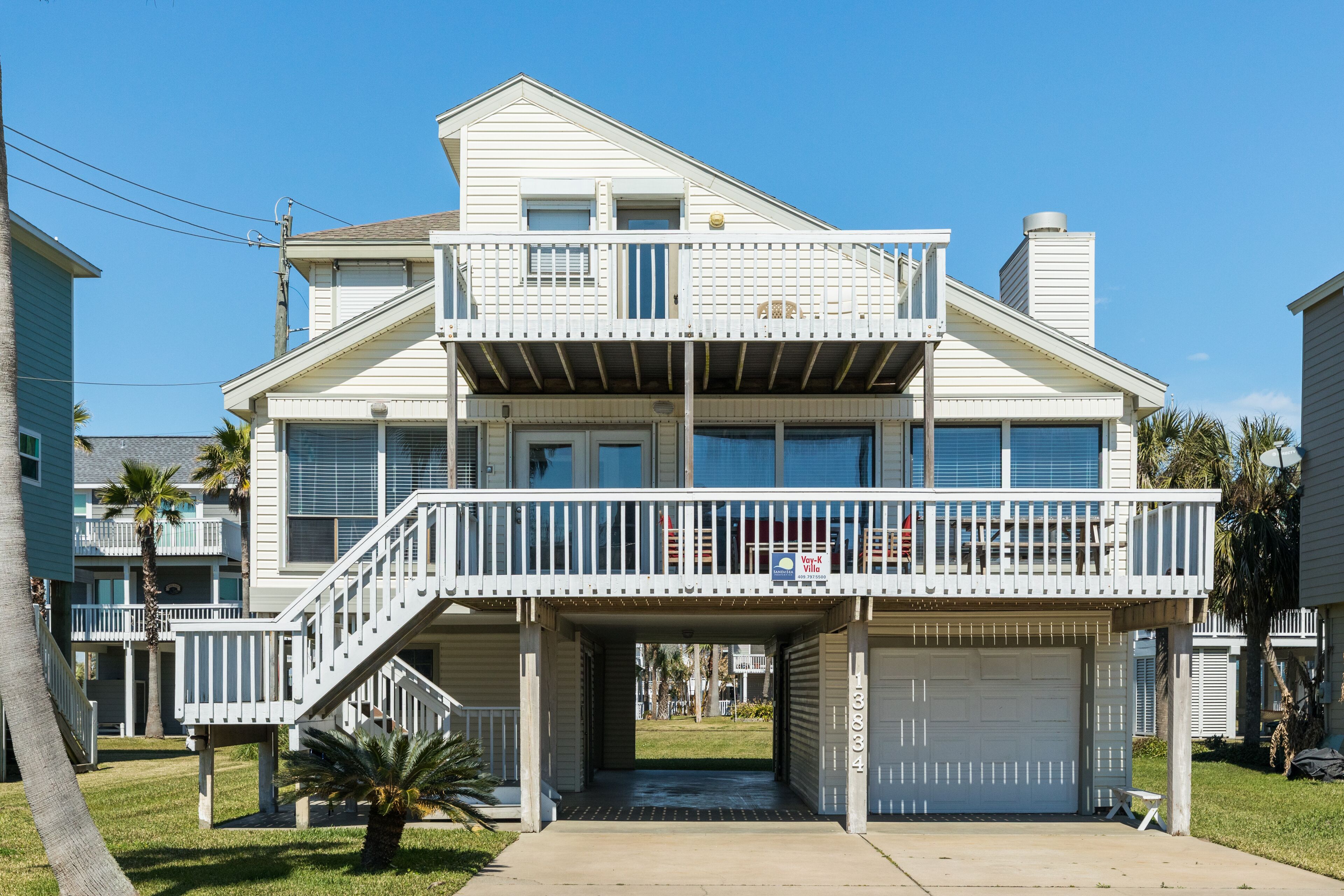 Comfortable Dog Friendly Beachside Home w/ 2 Decks, Open Living/Dining/Kitchen