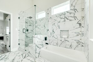 Handtücher, Seife, Shampoo, Toilettenpapier