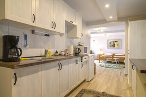 Refrigerador, lavavajillas, cafetera y tetera y tetera eléctrica 