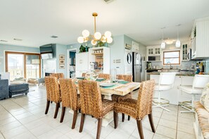 Fridge, microwave, oven, stovetop - Willy's Place: 3rd Row Gulf View Home with Updated Interior & Rooftop Sun Deck (Galveston)