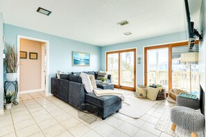 TV, lettore DVD, libri