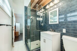 Towels, soap, shampoo, toilet paper