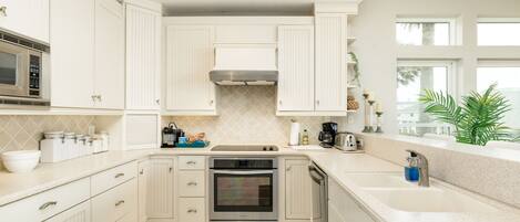 Refrigerador, microondas, horno, placa de cocina