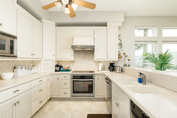 ثلاجة، ميكروويف، فرن، موقد طهي مسطح