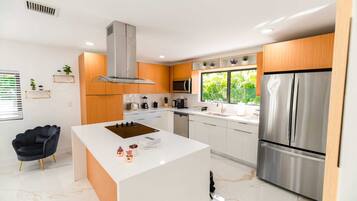 Een koelkast, een microgolfoven, een oven, een kookplaat