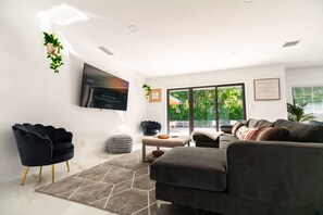 智能电视、壁炉、办公室