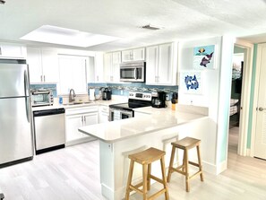 Kjøleskap, mikrobølgeovn, ovn og kokeplater