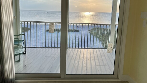 Ein Balkon mit Blick auf den Ozean bei Sonnenuntergang.