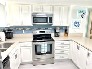 Geladeira, micro-ondas, fogão, cooktop