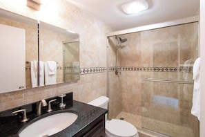 Douche, séchoir à cheveux, serviettes fournies