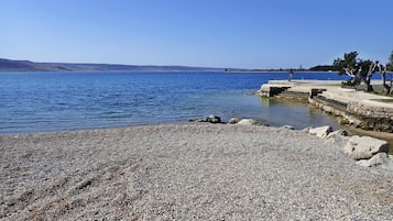 Una spiaggia nelle vicinanze