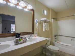 Bathroom - Econo Lodge Forest City (Forest City)
