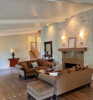 TV, fireplace, books - Hot Tubs, Pine Trees & Perfect Stays (Hayden Lake)