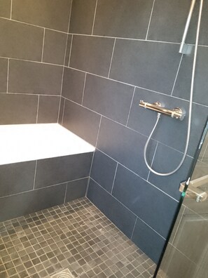 Duschwanne, Haartrockner, Handtücher, Toilettenpapier