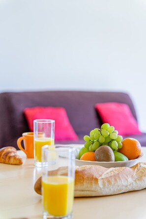 Tägliches inbegriffenes kontinentales Frühstück