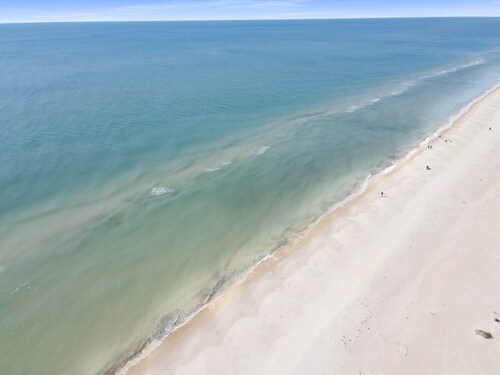 Steps to the sand, screen porch with ocean view, hot tub, walk to restaurants!