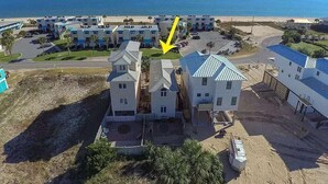 Un hôtel situé sur la côte, composé de plusieurs bâtiments, doté d’une tour imposante et offrant une vue sur l’océan.