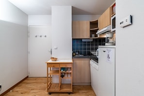Fridge, microwave, dishwasher, coffee/tea maker