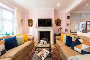 TV, fireplace - Godfrey Street - Three Bedroom House, Sleeps 5 (London)
