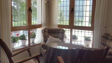 Een smart-tv, een open haard, een dvd-speler en boeken